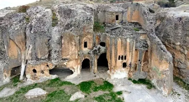 Ayazini Frig Vadisi kaya oyma yerleşimleri - Afyonkarahisar